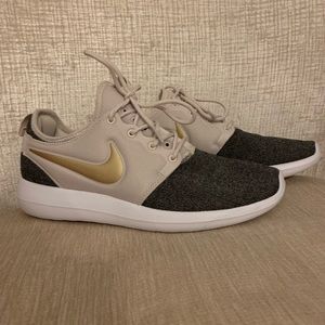 Nike Tennis Shoes Sz 9.5